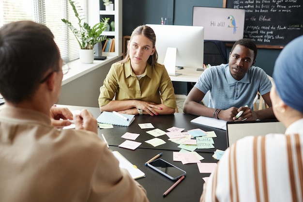 Dyskusja zespołu przy biurku